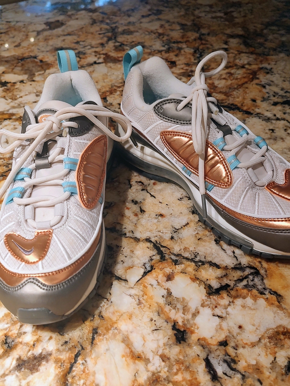 Nike Air Max Sneakers with Teal and Gold Gold Accents sZ 6